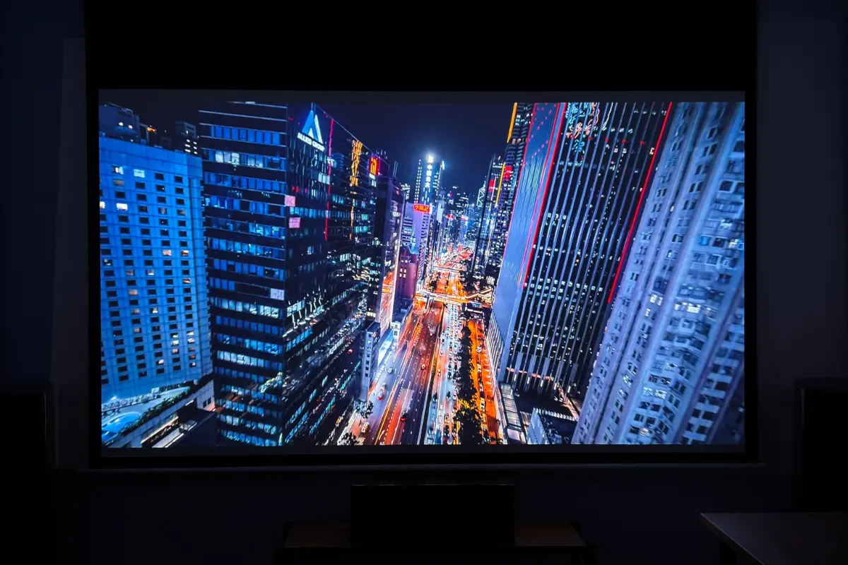 Nebula Cosmos 4K SEによる都市夜景の実写投影。高精細な4K映像と明暗のコントラスト、色の鮮やかさが際立つ。