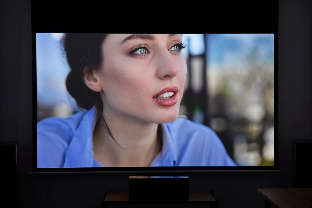 Nebula Cosmos 4K SEによる人物映像の投影シーン。肌の質感や目元の描写まで緻密に再現された高精細4K映像。