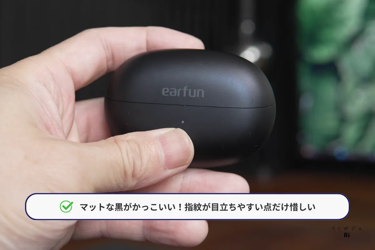 EarFun Clip 2の充電ケースを手に持った様子
