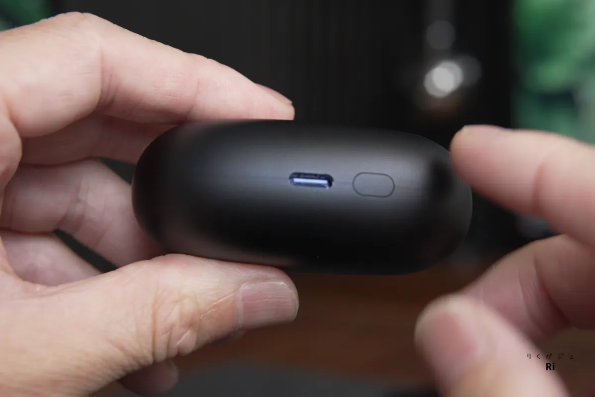 EarFun Clip 2充電ケースのUSB Type-C端子とボタン