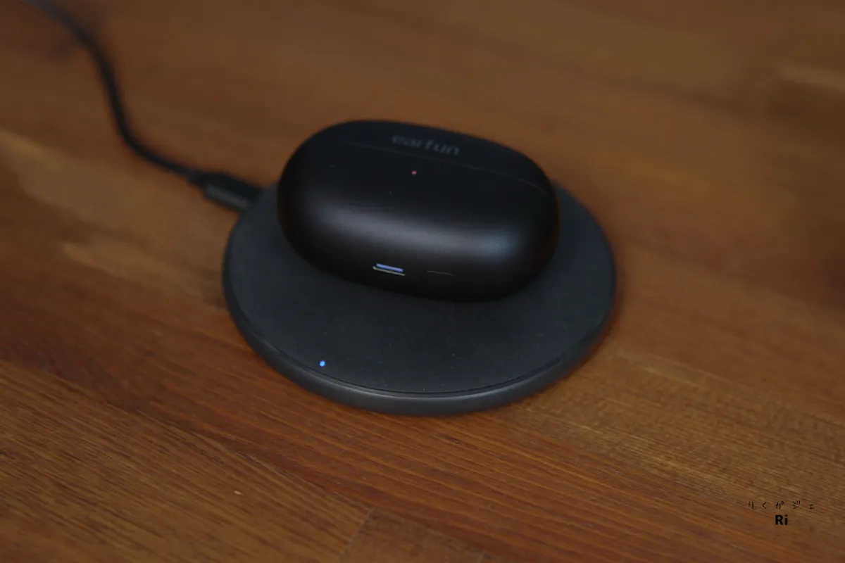 EarFun Clip 2の充電ケースをワイヤレス充電している様子