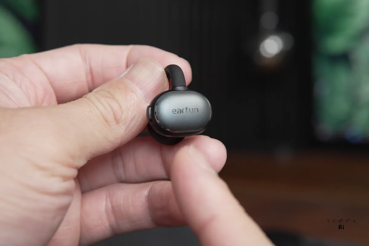 EarFun Clip 2のロゴとメッキ加工されたイヤホン本体
