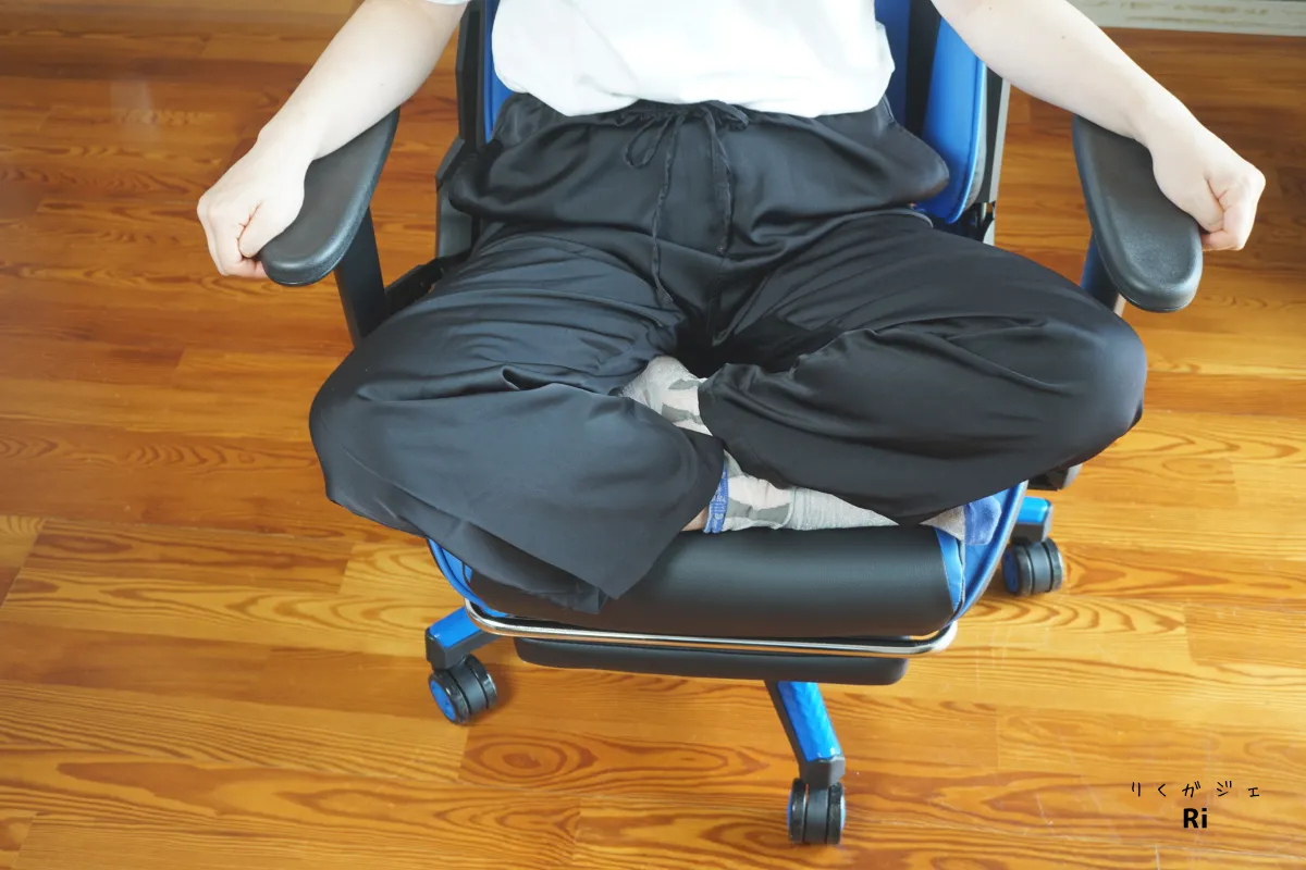 身長153cmのあぐら写真