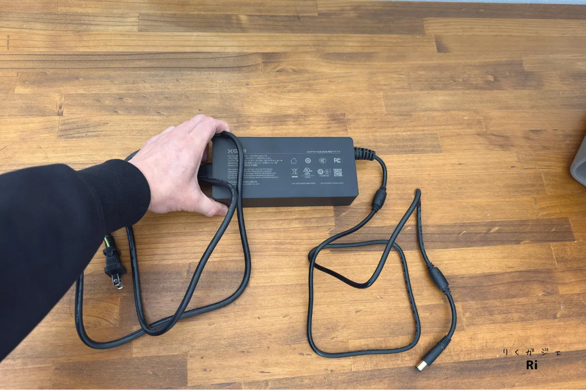 HORIZON 20 Proに付属する180W電源アダプターを手に持ってサイズ感を示している写真
