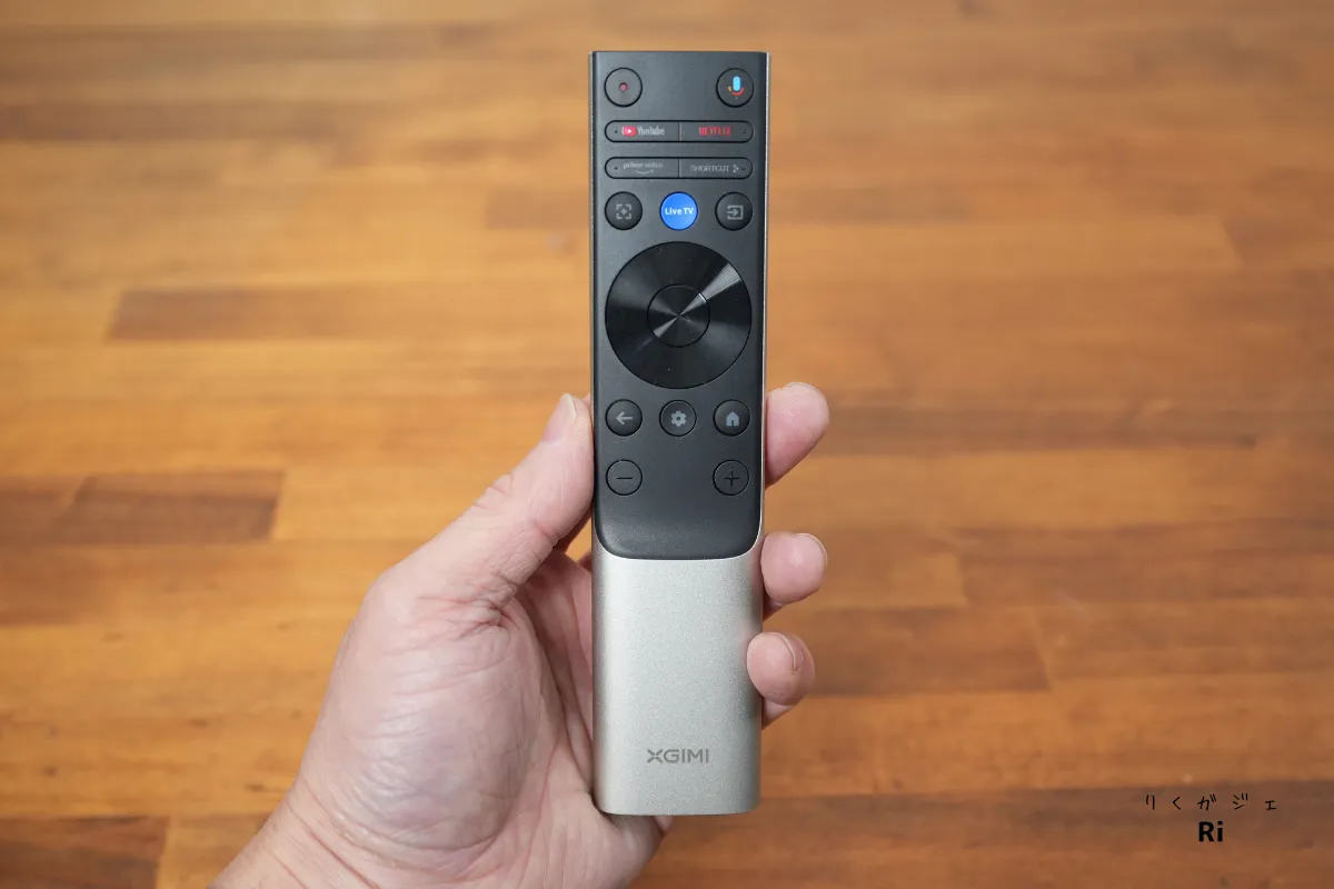 HORIZON 20 Proに付属するアルミ調リモコンを手に持った状態の写真
