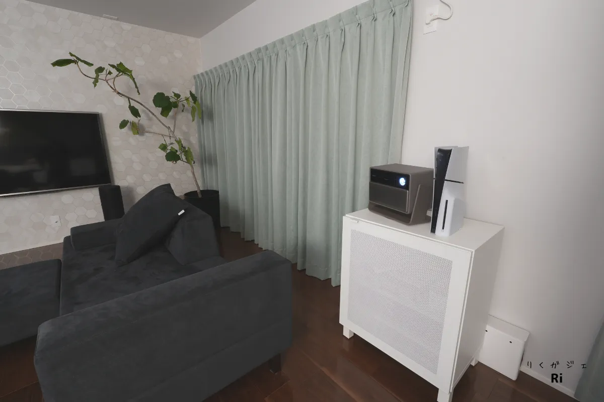 HORIZON 20 Proを棚に置いて使用しているリビング設置例の写真
