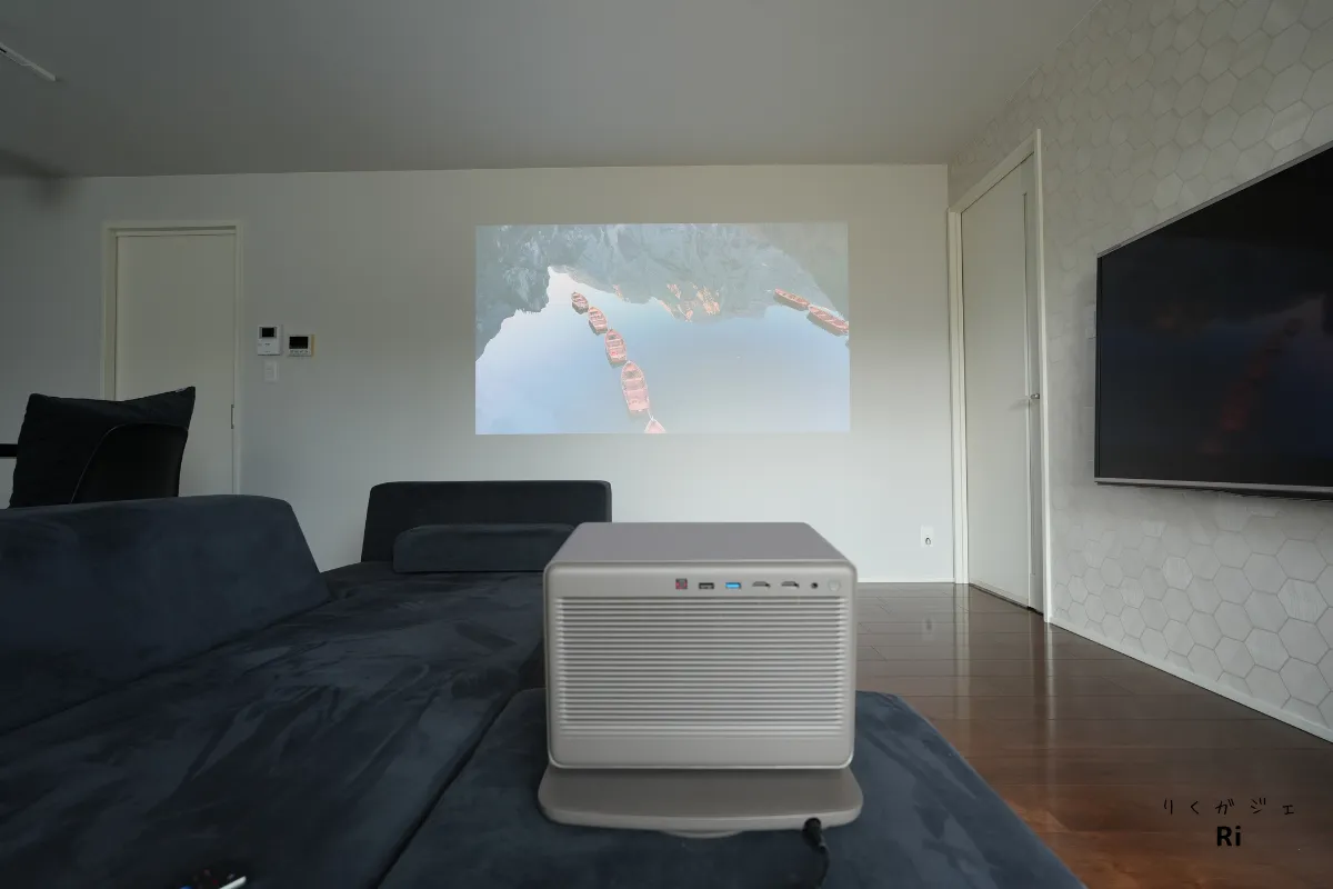 リビングの壁に約120インチの映像を投影している使用イメージ写真
