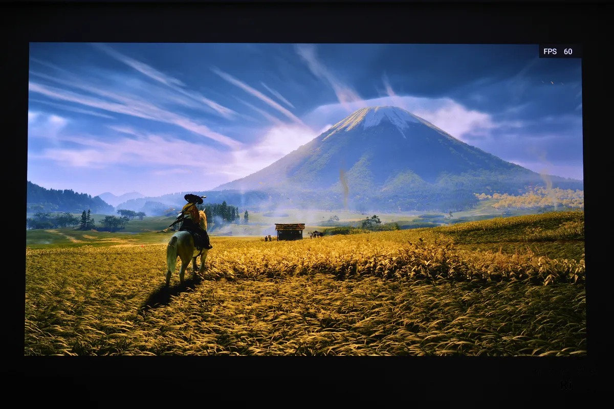 Ghost of Yōtei（Ghost of Tsushima 続編）のゲーム映像をプロジェクターで投影した写真
