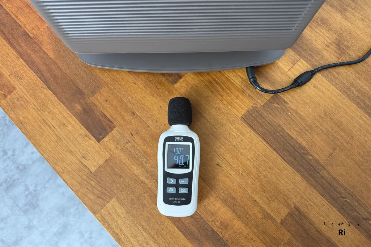 HORIZON 20 Proのファン音をデシベル計で測定した様子。静音性を確認するため、本体前面に騒音計を置き、およそ40dB前後を記録している。
