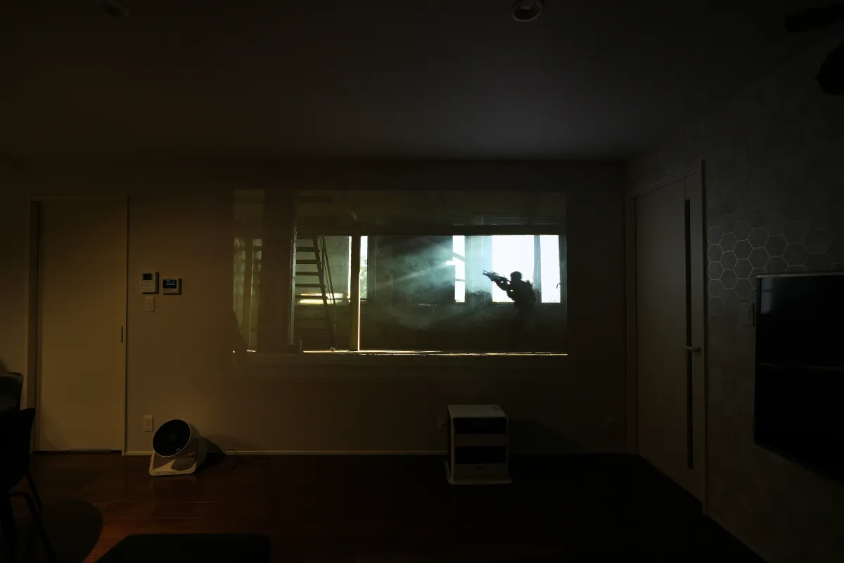 照明を落とした室内でプロジェクター映像を投影した様子を写した写真
