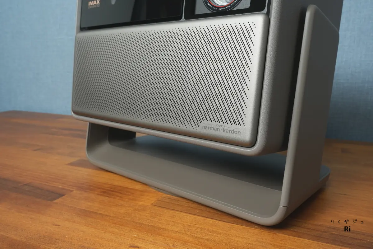 XGIMI HORIZON 20 Proの本体下部に搭載されたharman/kardonスピーカーと一体型スタンドのデザイン