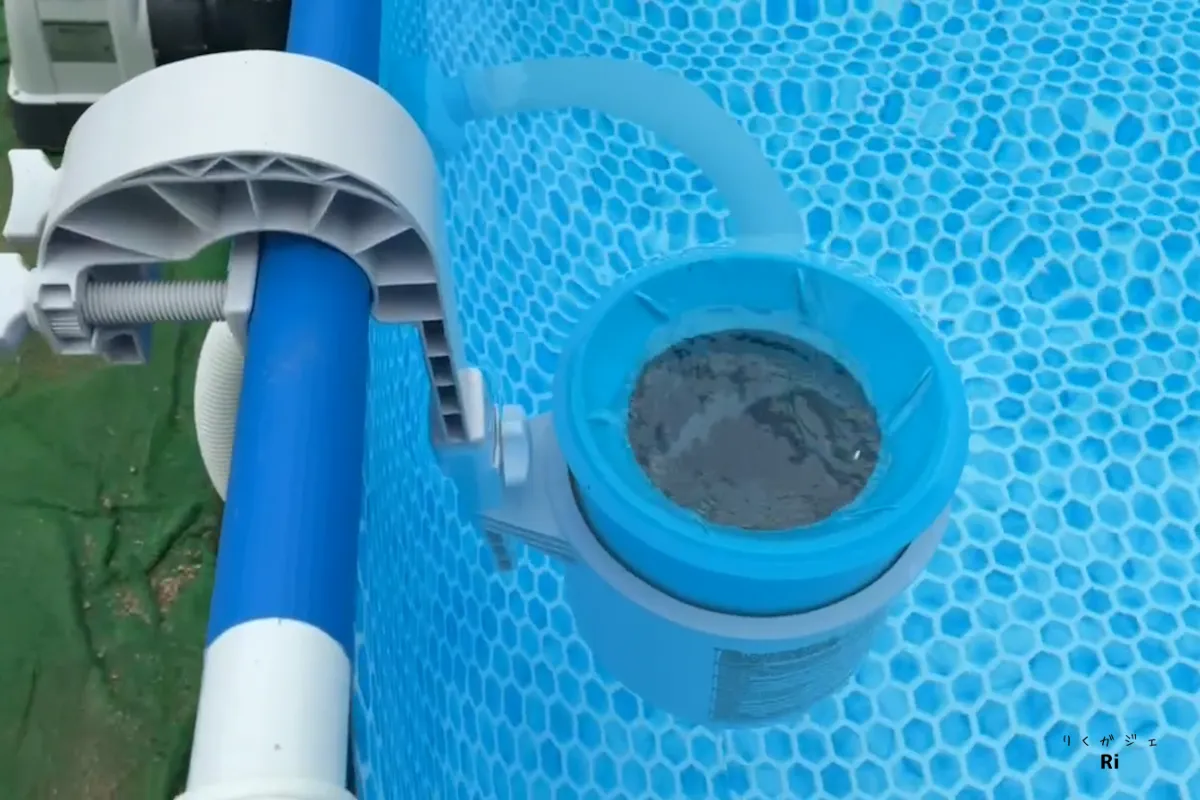 プールの水面に浮いた虫やゴミを回収するスキマー