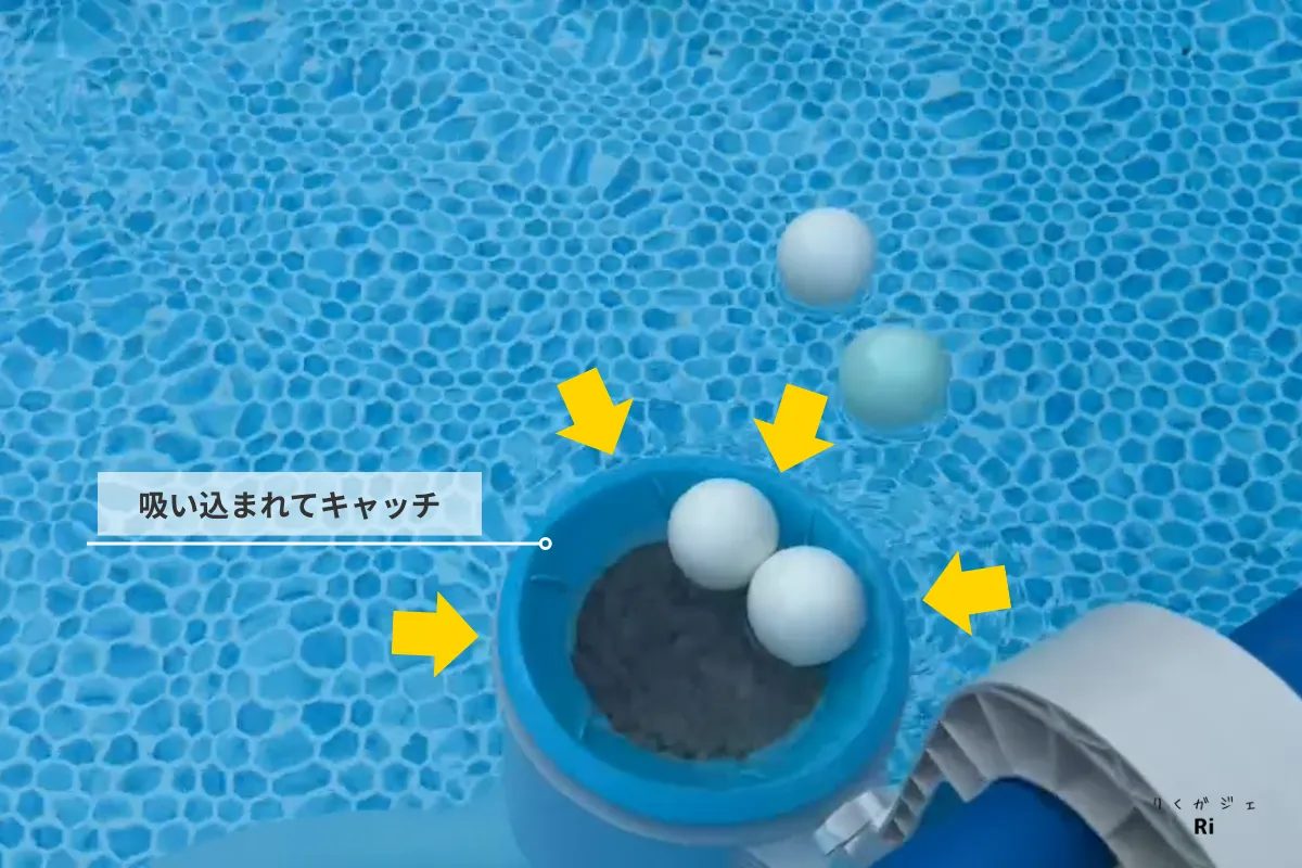 水面の虫やゴミを吸い寄せて回収するプール用スキマー