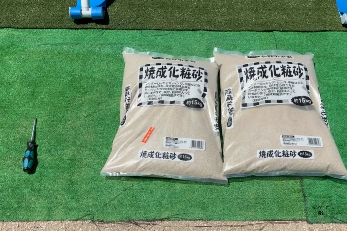サンドフィルター組み立て用の珪砂と工具