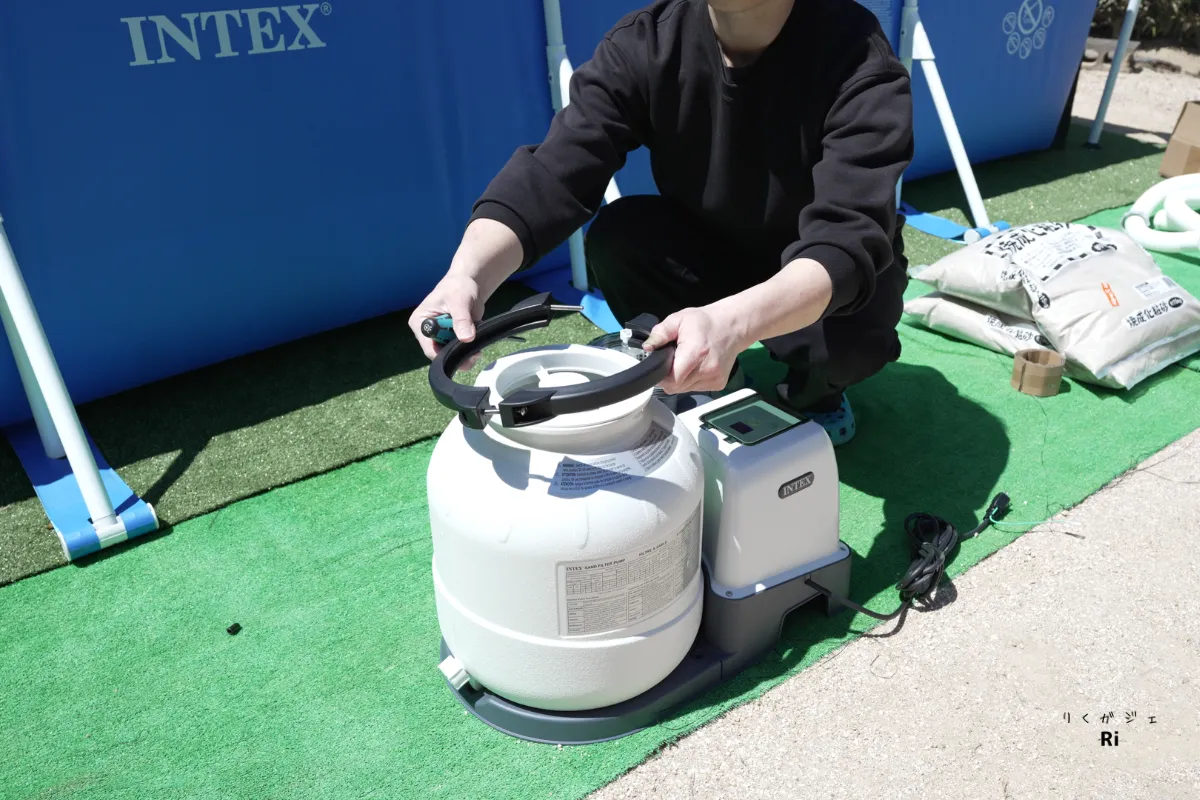 サンドタンクのクランプをプラスドライバーで取り外す準備