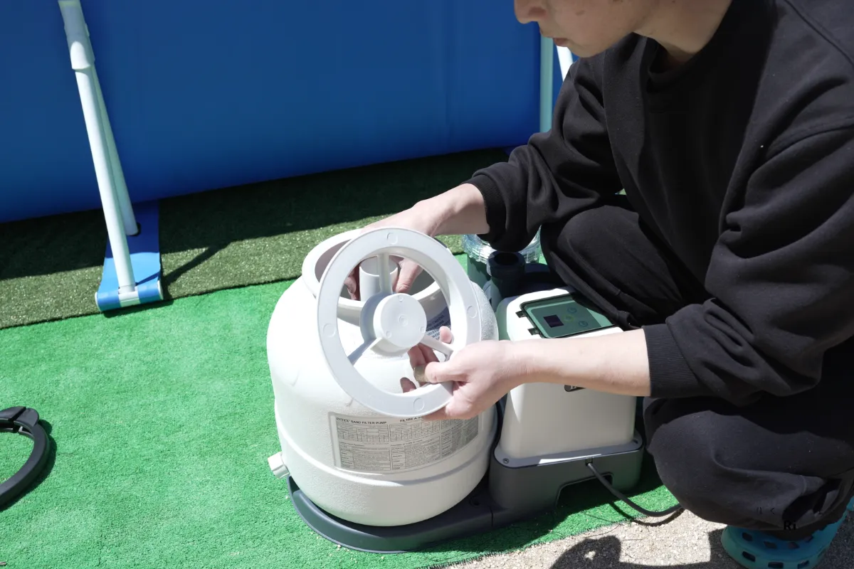 サンドタンク内部のサンドシールドを取り外す様子
