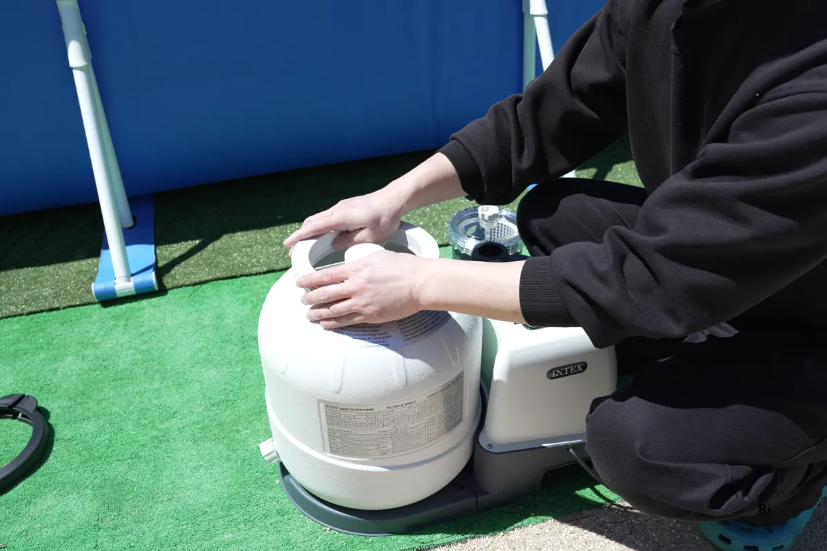 センターパイプ確認後にサンドシールドを取り付ける様子