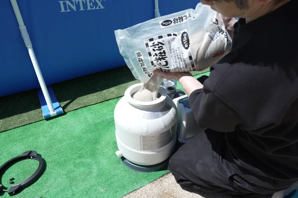 サンドタンクへ珪砂を投入する作業