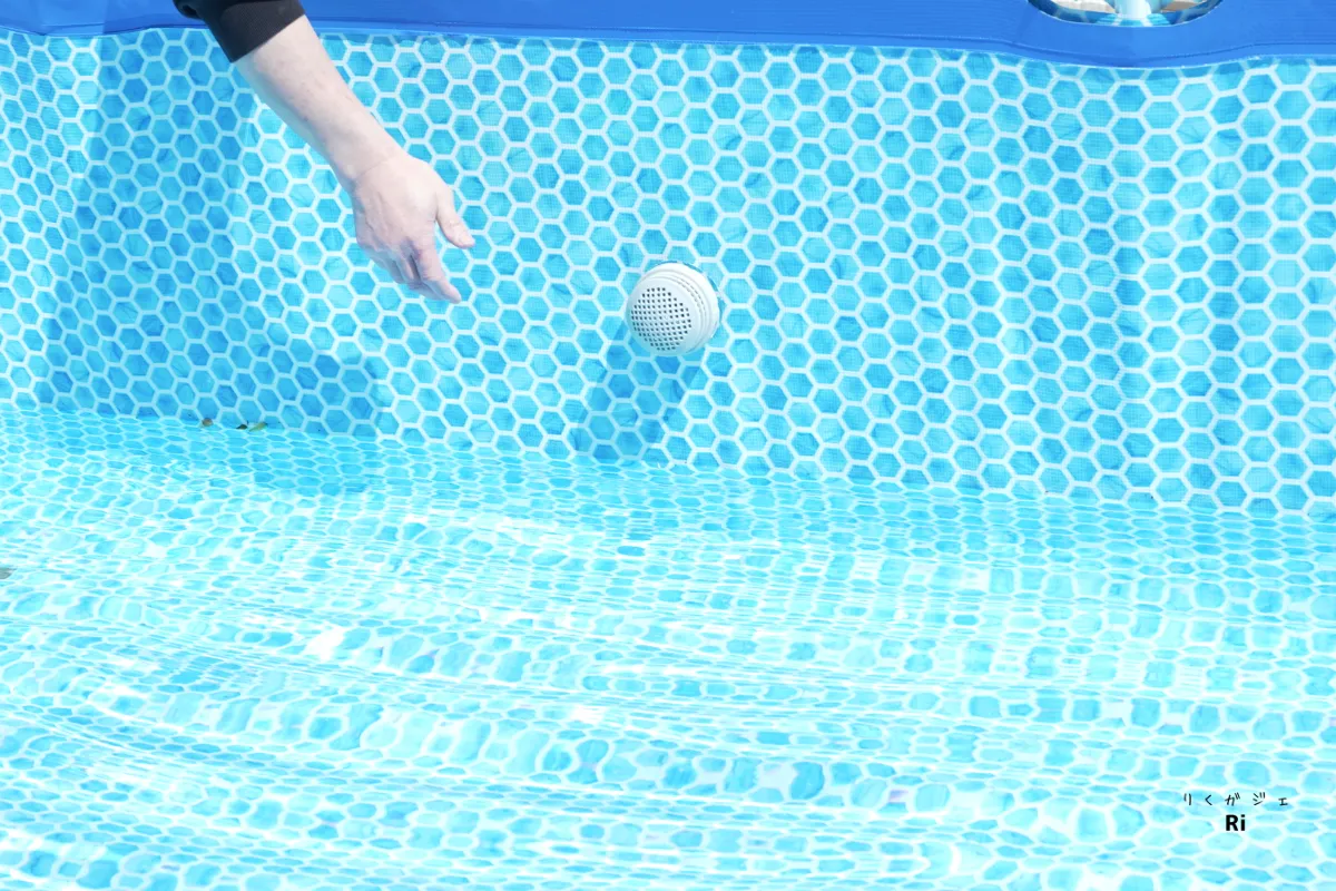 プール内部へ吸水口パーツを取り付けた状態