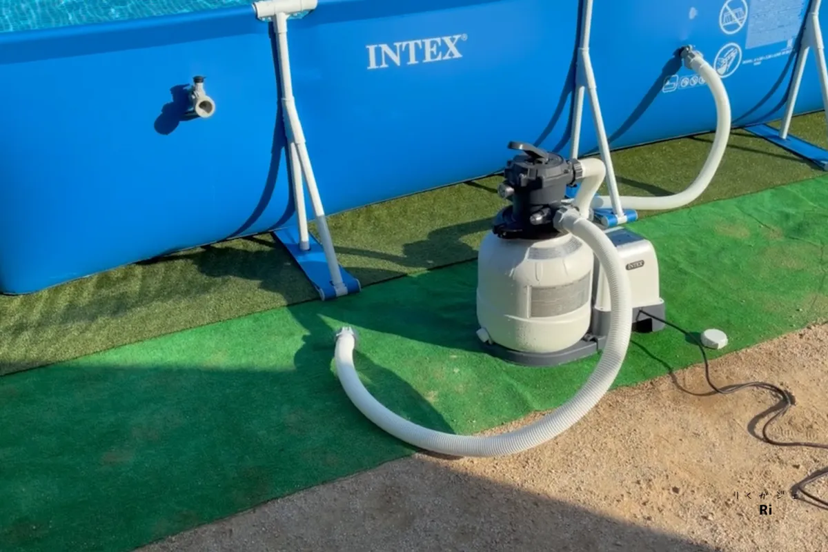 INTEXプールへサンドフィルターポンプの設置が完了した状態
