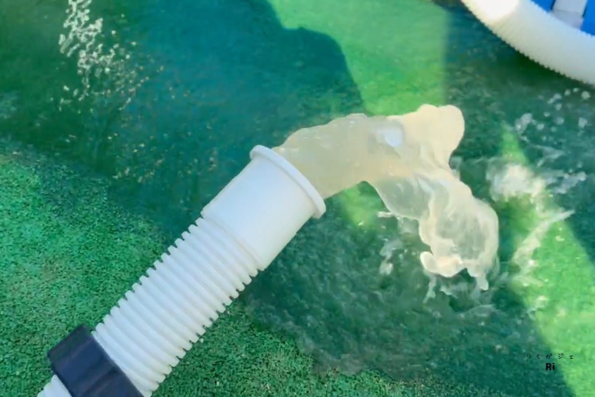 逆洗（BACKWASH）時に排水ホースから水を流している様子