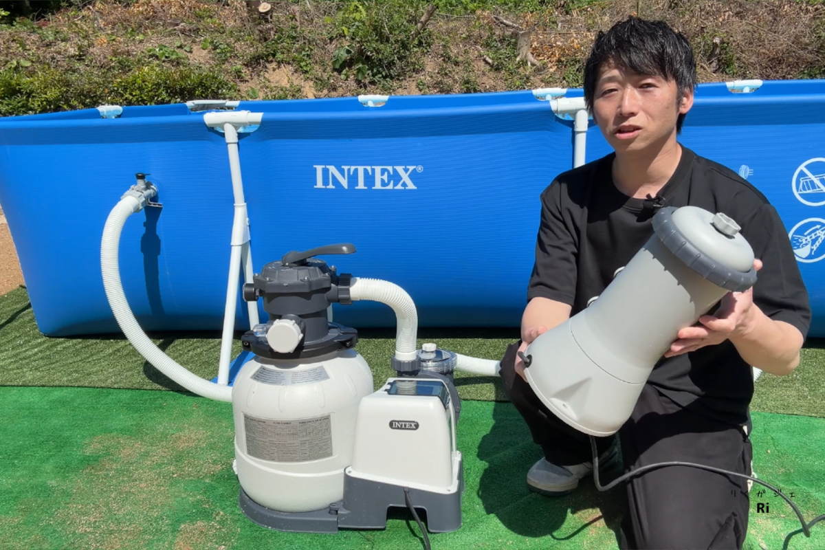 通常フィルターポンプとサンドフィルターポンプを比較している様子