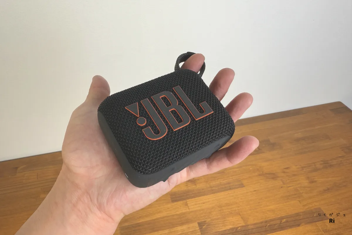 手のひらに収まるJBL Go 4のサイズ感を示す写真。コンパクトで持ち運びやすいデザインが特徴