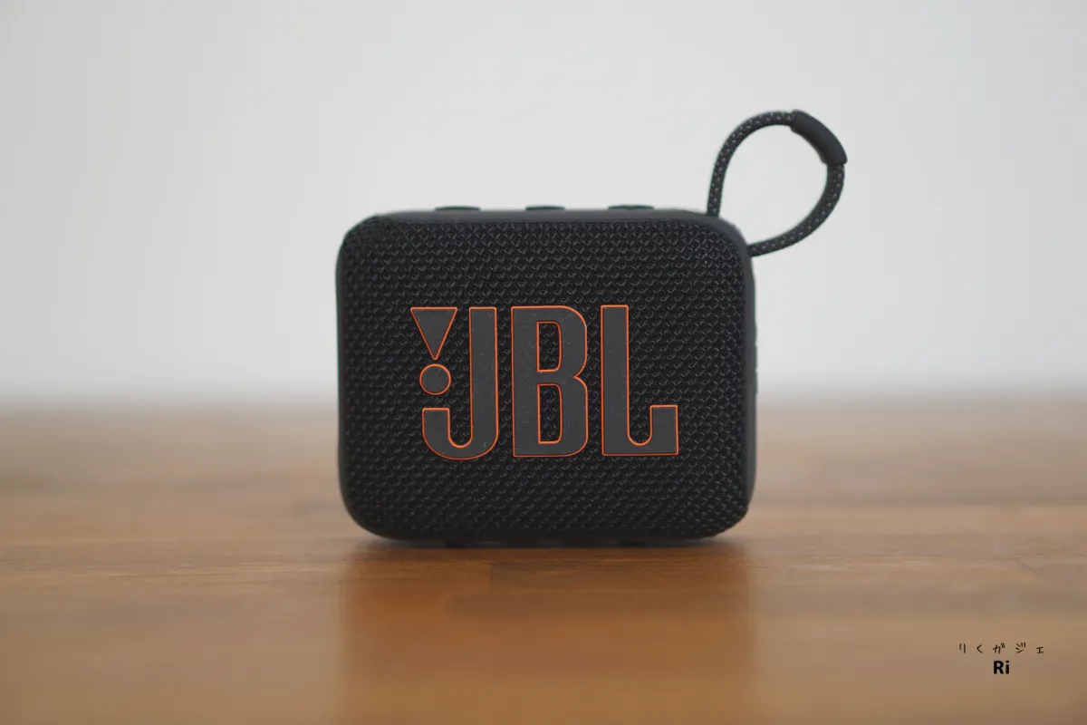 JBL Go 4 ブラックモデル。メッシュ素材と遊び心のあるロゴデザインが特徴のポータブルスピーカー