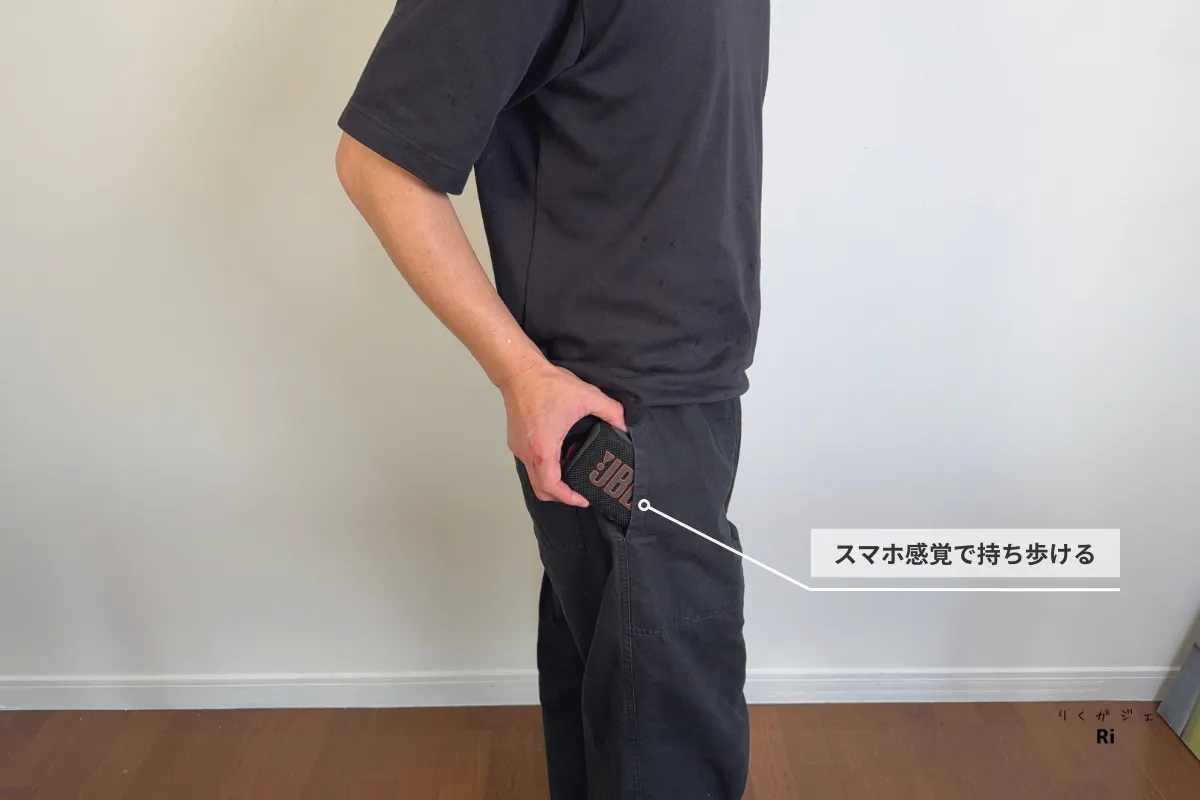 JBL Go 4をズボンのポケットに入れて持ち運ぶ様子。スマホのような感覚で携帯できるコンパクトサイズを示す写真