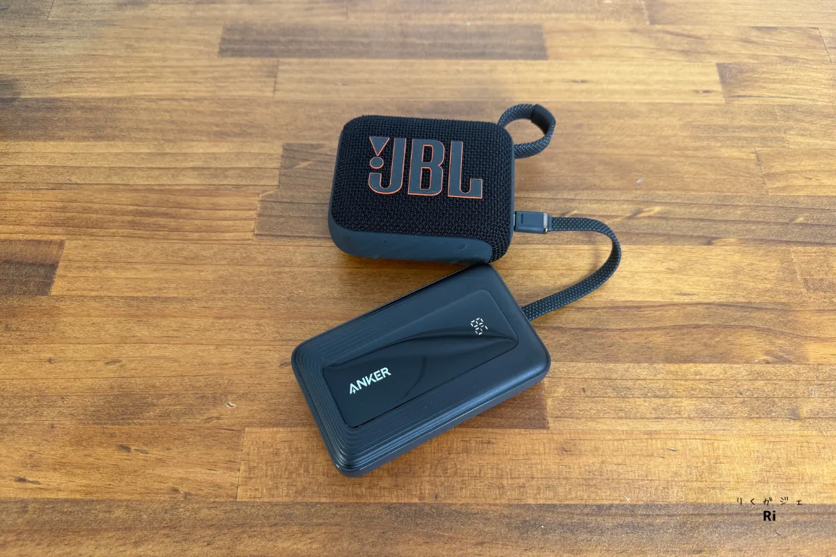 JBL Go 4ポータブルスピーカーとAnkerモバイルバッテリーを並べた写真。どちらもコンパクトで持ち運びやすいサイズ感