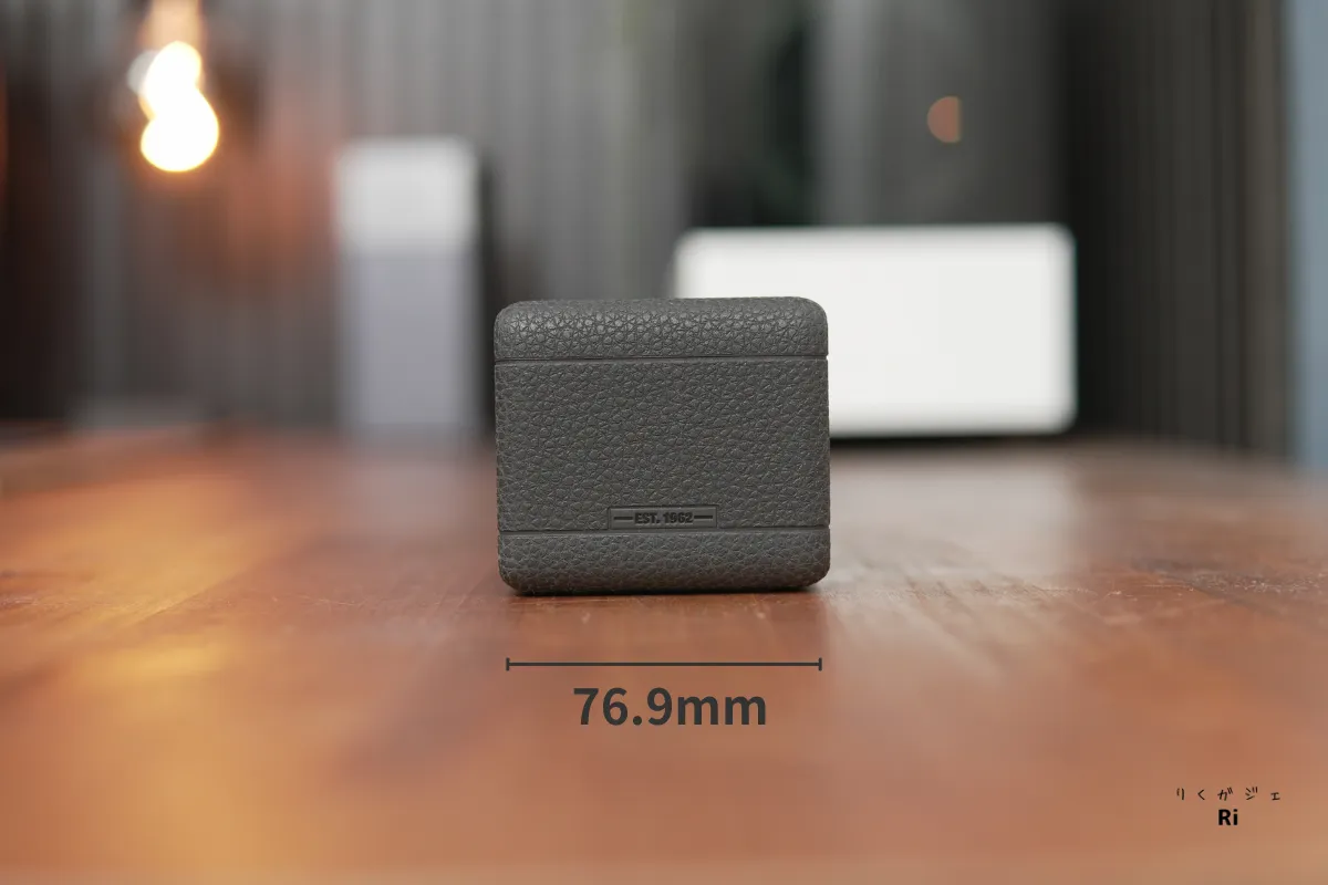 奥行76.9mmのサイズ感を示したMarshall Bluetoothスピーカー側面画像