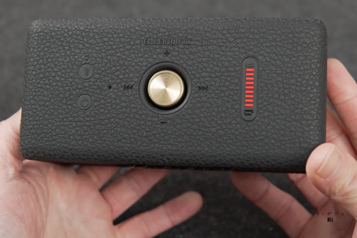 Marshall Emberton III シボ加工はアンプを思わせる