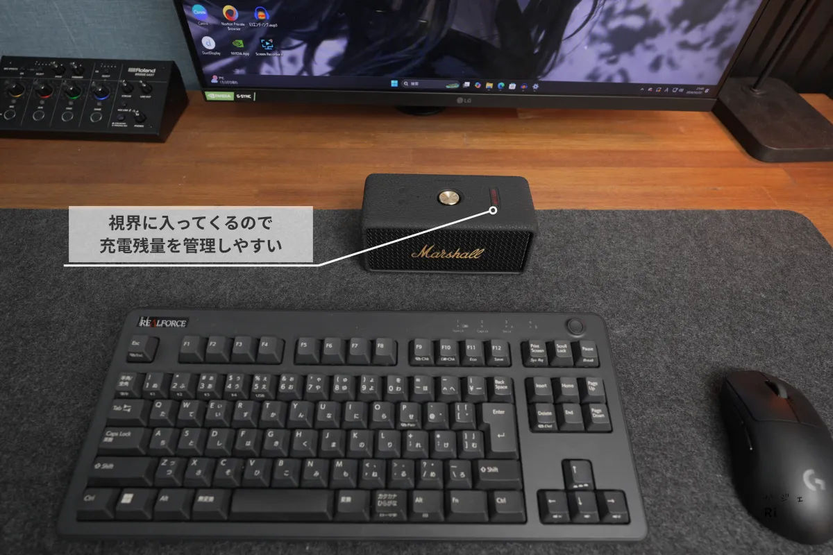 Marshall Emberton III デスク設置例