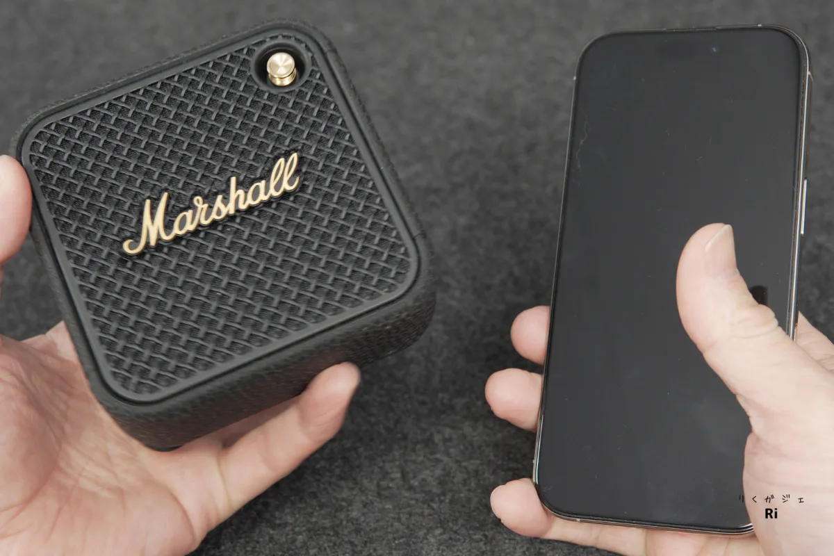 Marshall Willen IIとスマホのサイズ比較シーン