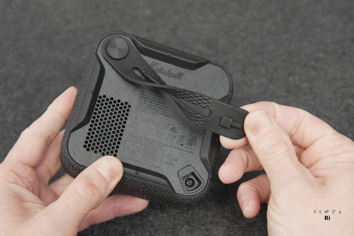 Marshall Willen II背面ストラップ装着部の操作シーン