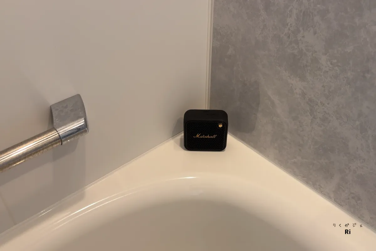 Marshall Willen IIの使用シーン（お風呂での音楽再生）