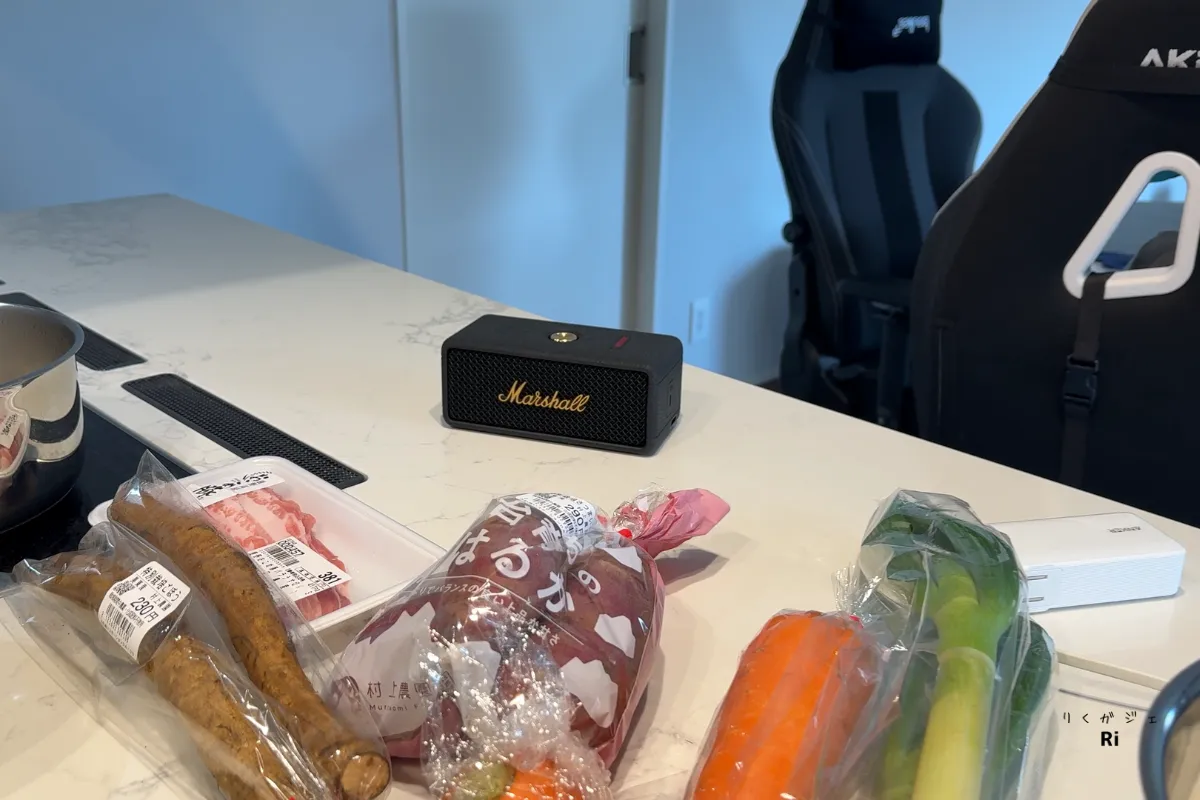 Marshall Emberton IIIの使用シーン（キッチンでの料理中のながら聴き）