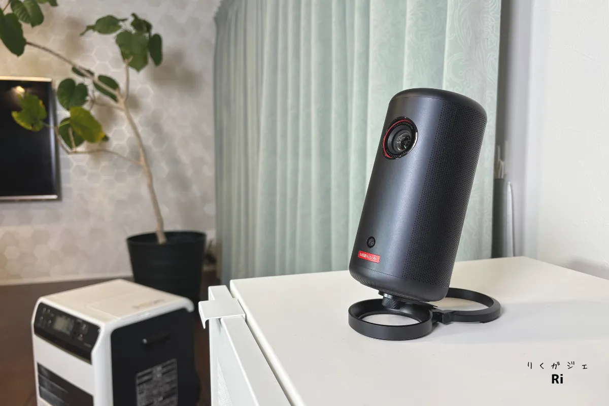 棚の上のAnker Nebula Capsule 3写真