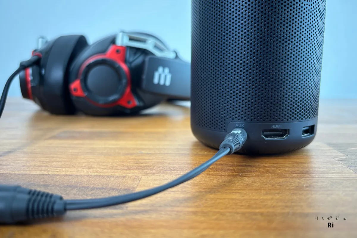 Nebula Capsule 3にAUXケーブルを接続して、ヘッドホンで音声を出力している様子
