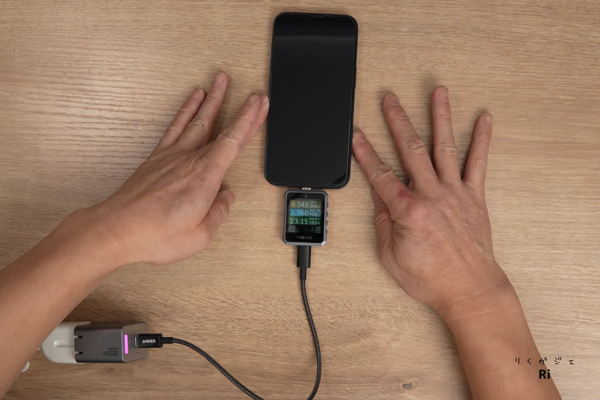 PHYSCE RGB ECO 35WでiPhone 17eを充電し、USBテスターで約23Wの充電出力を測定している様子