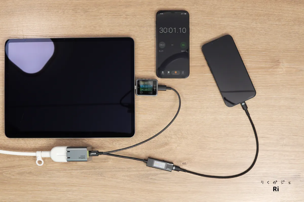 PHYSCE RGB ECO 35WでiPad ProとiPhone 17eを30分間同時充電し、USBテスターとストップウォッチで測定した様子