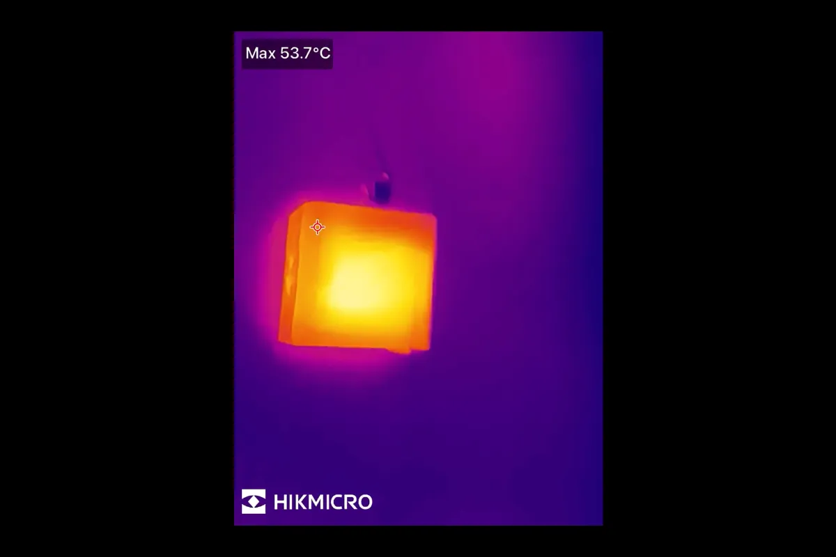 PHYSCE RGB ECO 35Wを2台同時充電で30分間使用した後のサーモグラフィー画像。最高表面温度53.7℃