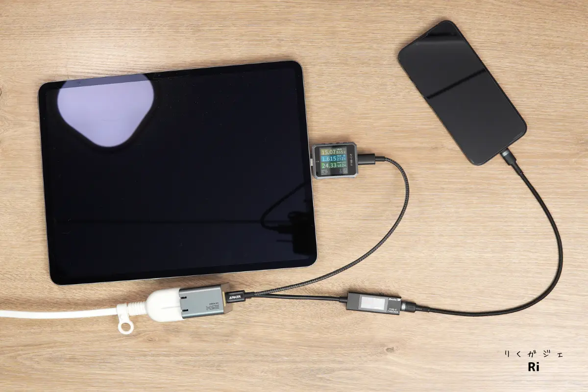 PHYSCE RGB ECO 35WでiPad ProとiPhone 17eを2台同時充電し、USBテスターで充電出力を測定している様子