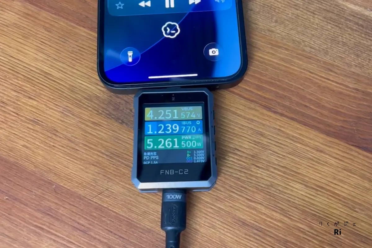 PHYSCE RGB ECO 35WのBatteryEcoモードでiPhoneを充電した際のUSBテスター測定結果。出力約5.26W