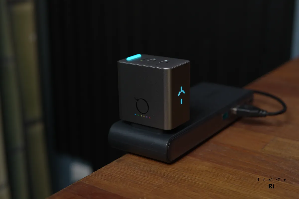 PHYSCE RGB ECO 35W急速充電器のRGBライトがシアンに点灯している様子