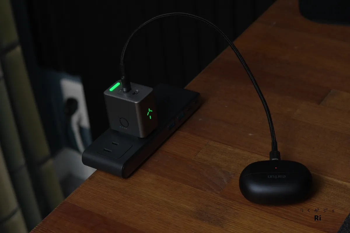 PHYSCE RGB ECO 35WのBatteryEcoモードでワイヤレスイヤホンを充電している様子。RGBライトが緑色に点灯