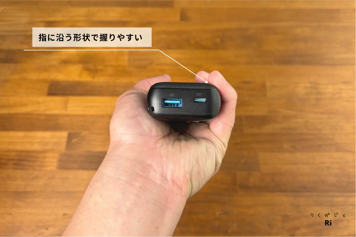 手のひらに握った写真(側面から)