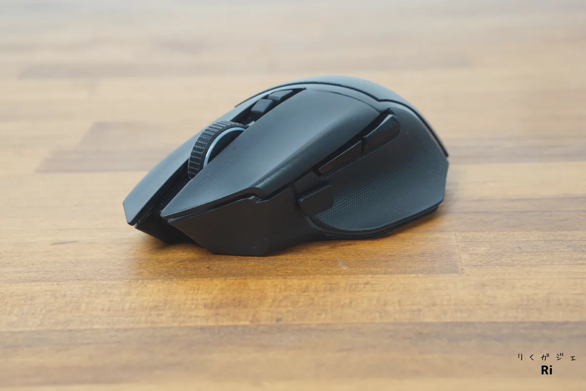 Razer Basilisk V3 Pro 35K。サムレスト付きのエルゴノミクス形状が特徴の右手用ゲーミングマウス