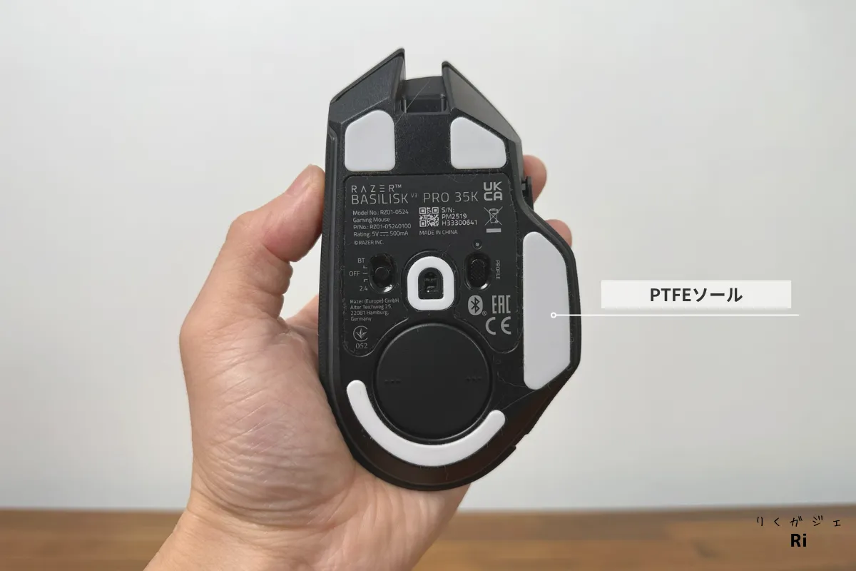 Razer Basilisk V3 Pro 35Kの底面。センサー周囲と四隅にPTFEマウスソールを搭載し、滑りやすく安定した操作が可能