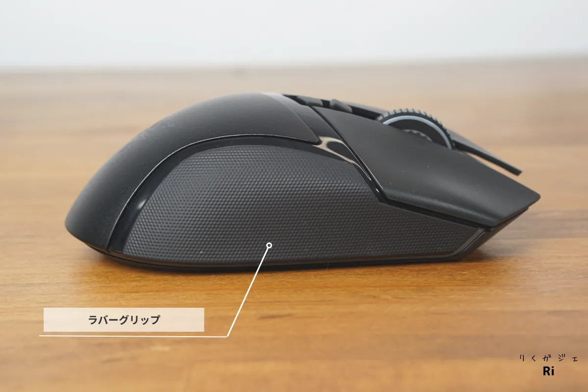 Razer Basilisk V3 Pro 35Kのサイドグリップ。ラバーシートのような手触りでホールド感を高めるデザイン